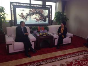 鄺遠(yuǎn)平與河南省工商聯(lián)副主席、鄭州市工商聯(lián)主席薛景霞